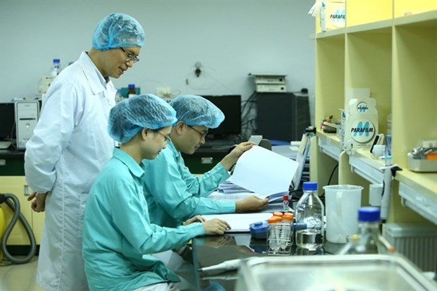 Вакцина COVID-19, созданная во Вьетнаме, будет запущена для испытании на людях в октябре hinh anh 1
