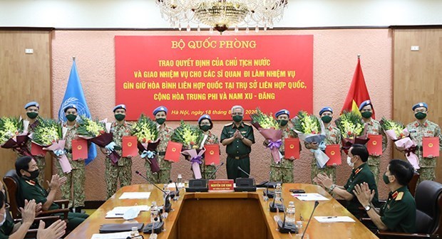 Еще 10 офицеров назначены для участия в миротворческои операции ООН hinh anh 1