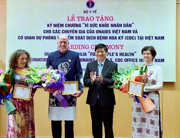 Трое иностранных экспертов удостоены награды за поддержку сектора здравоохранения во Вьетнаме hinh anh 1