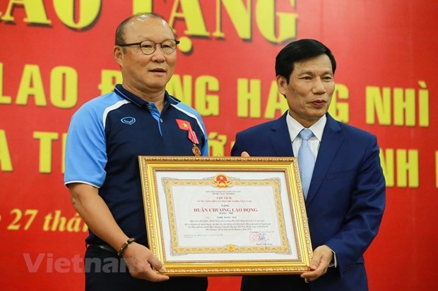 Футбольныи тренер Пак Ханг Сео удостоен Ордена труда второи степени hinh anh 1
