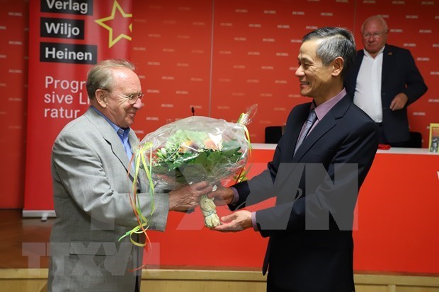 Немецкии журналист представил в Берлине книгу о политическои биографии Хо Ши Мина hinh anh 2