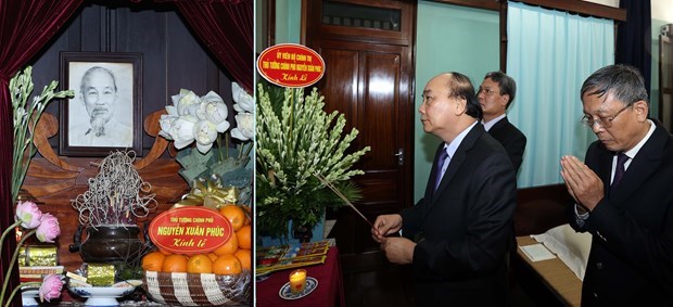 Премьер-министр Нгуен Суан Фук зажег благовония в память о Президенте Хо Ши Мине hinh anh 1