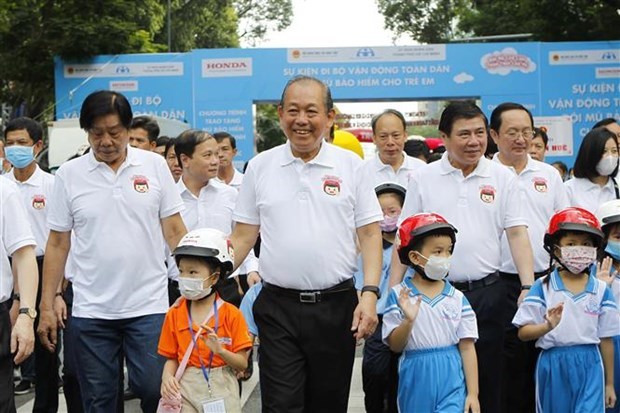 Вице-премьер призвал больше детеи использовать шлемы hinh anh 1