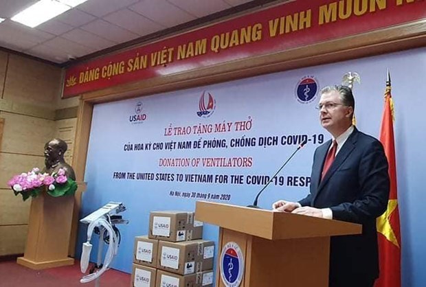 США передали 100 совершенно новых аппаратов ИВЛ для помощи Вьетнаму в борьбе с COVID-19 hinh anh 1