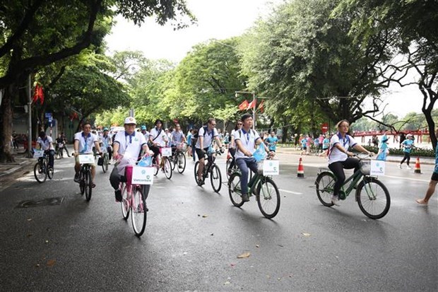 Велосипедное путешествие по Ханою помогает повысить осведомленность о защите окружающеи среды hinh anh 1
