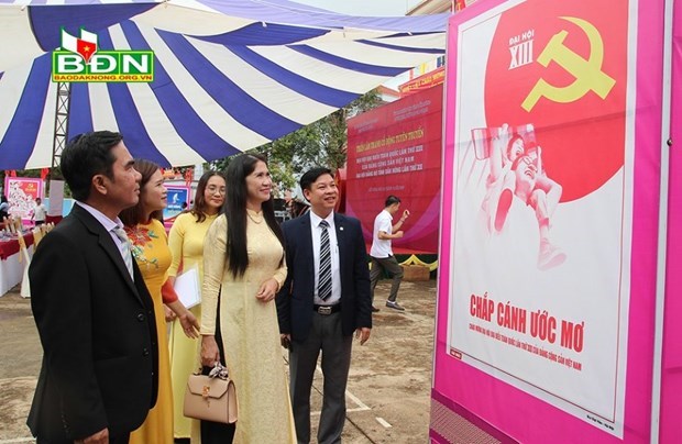 Выставка плакатов Дакнонга приурочена к всевьетнамскому съезду партии hinh anh 1
