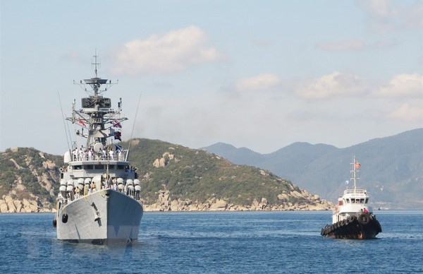 Японские суда заходят в порт Камрань для пополнения запасов hinh anh 1