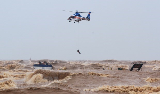 Сильные наводнения обрушились на центральные населенные пункты hinh anh 1