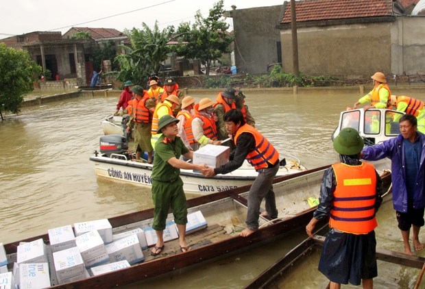 Соболезнования отправлены в пострадавшие от наводнения населенные пункты в центральных регионах Центрального нагорья hinh anh 1