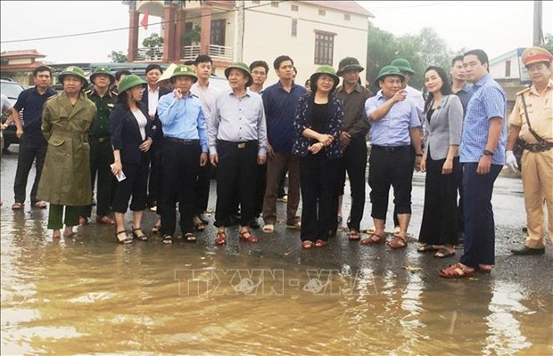 Вице-президент вручила подарки пострадавшим от наводнения в провинции Куангбинь hinh anh 1