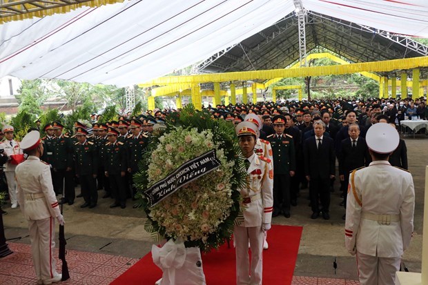 Церемония прощания с офицерами и солдатам, погибшими в результате оползня в Тхыатхиен-Хюэ hinh anh 1