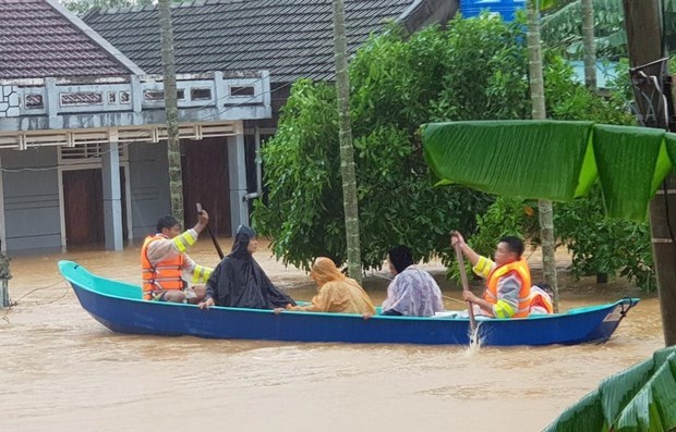 Сбор средств для помощи жертвам исторических наводнении в центральном Вьетнаме hinh anh 1