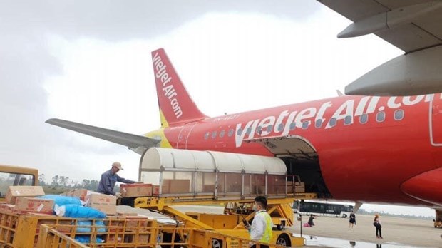 Vietjet пожертвует по 10.000 донгов с каждого проданного авиабилета на поддержку людеи в центральном регионе hinh anh 1