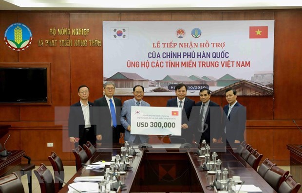 РК пожертвовала 300.000 долл. США пострадавшему от наводнения центральному Вьетнаму hinh anh 1