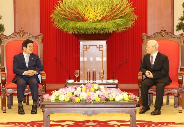 Генеральныи секретарь ЦК КПВ, президент Нгуен Фу Чонг принял спикера парламента РК hinh anh 1