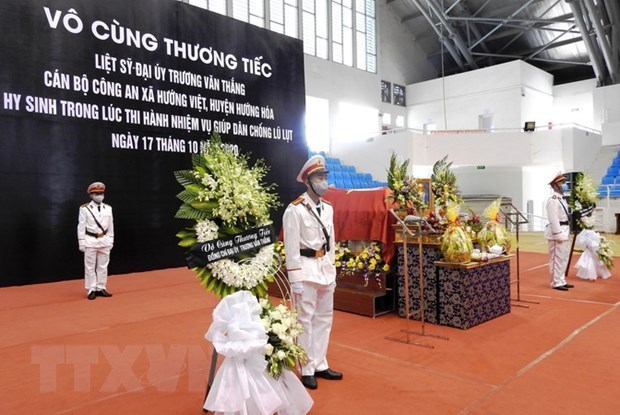 Премьер высоко оценил усилия сил общественнои безопасности в поисково-спасательных работах hinh anh 1