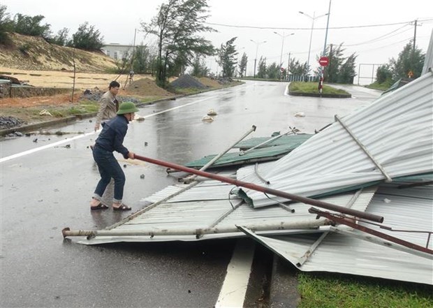 Ураган “Вамко” сеет хаос в центральных населенных пунктах hinh anh 1