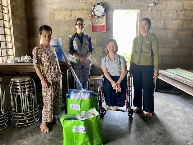USAID поддерживает людеи с ограниченными возможностями, пострадавших от наводнения в Тхыатхиен-Хюэ hinh anh 1