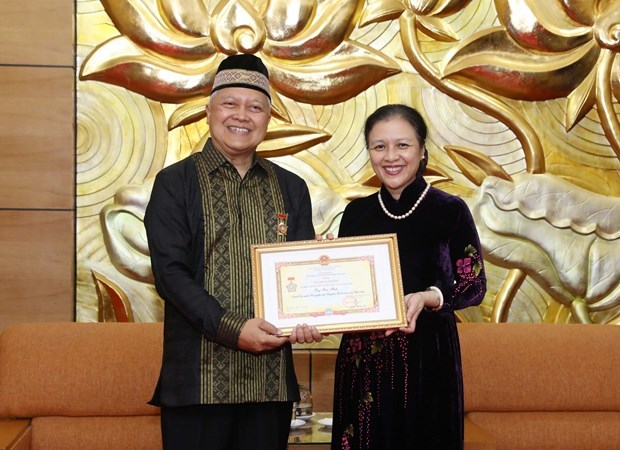 Посол Индонезии награжден памятным знаком “За мир и дружбу между народами” hinh anh 1