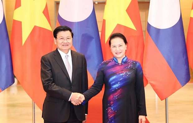 Председатель НС встретилась с премьер-министром Лаоса hinh anh 1