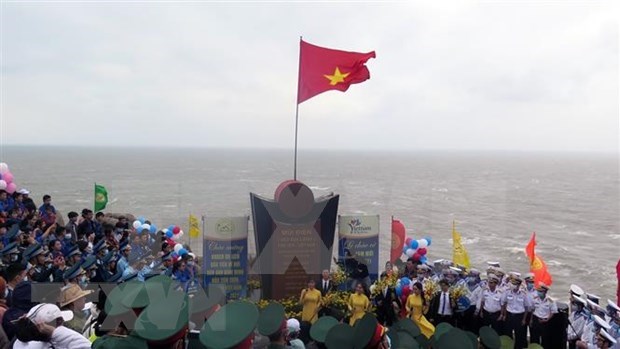 Первая церемония поднятия флага в 2021 году на самои восточнои точке Вьетнама hinh anh 1