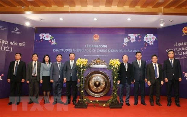 Открыта первая биржевая торговая сессия в 2021 года hinh anh 1