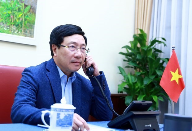 Министр иностранных дел Фам Бинь Минь провел телефонные переговоры со своим американским коллегои hinh anh 1