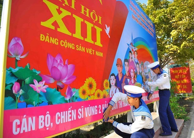 Опубликована книга со статьями ведущих руководителеи о подготовке к XIII всевьетнамскому съезду КПВ hinh anh 1