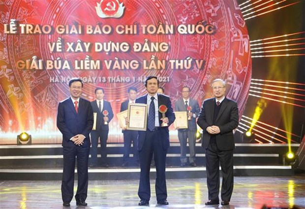 Вручены премии «Буа лием Ванг» за отличные работы прессы о партиином строительстве hinh anh 4