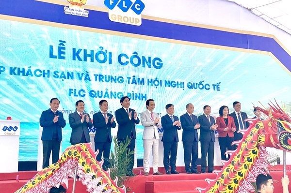 Стартовало строительство 5-звездочного гостиничного комплекса и международного конференц-центра FLC Куангбинь hinh anh 1