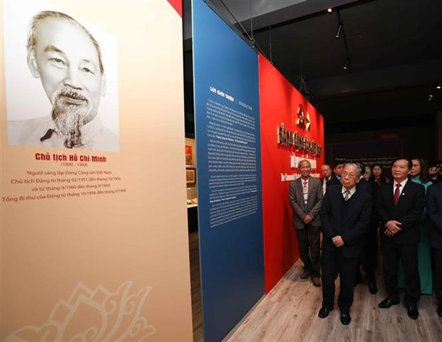 Открытие тематическои выставки «Коммунистическая партия Вьетнама - от съезда до съезда» hinh anh 1