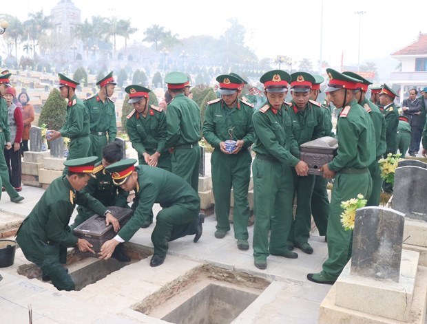 Останки вьетнамских солдат-добровольцев, погибших в Лаосе, перезахоронены во Вьетнаме hinh anh 1