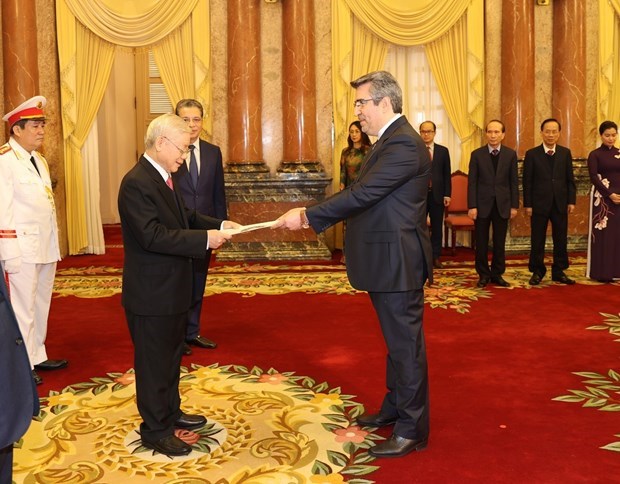 Президент Вьетнама принял верительные грамоты новых послов Испании, Ирана и Филиппин hinh anh 2