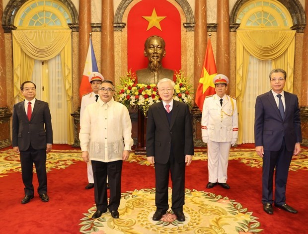 Президент Вьетнама принял верительные грамоты новых послов Испании, Ирана и Филиппин hinh anh 3