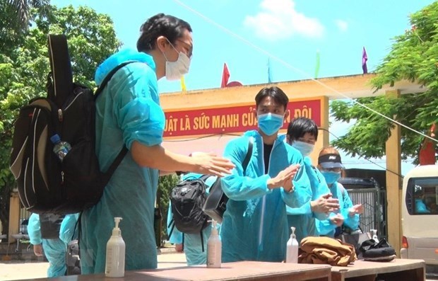 МИД: 14-дневныи карантин продолжает применяться к лицам, въезжающим во Вьетнам hinh anh 1
