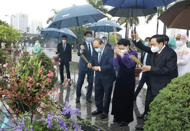 Руководители Партии и государства почтили память президента Хо Ши Мина hinh anh 3