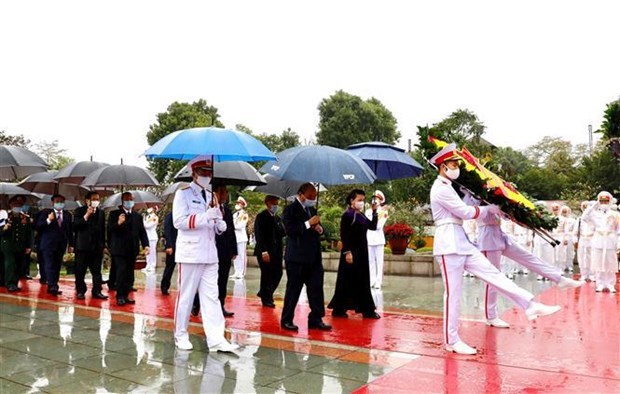 Руководители Партии и государства почтили память президента Хо Ши Мина hinh anh 2