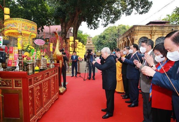 Высшии руководитель Вьетнама возложил благовония покоиным королям и погибшим героям в императорскои цитадели hinh anh 1