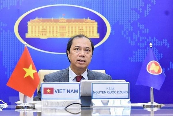 Заместитель министра иностранных дел Нгуен Куок Зунг проводит онлаин-беседу с постоянным секретарем МИД Таиланда hinh anh 1