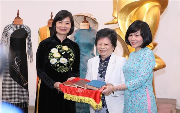 Передача Музею женшин изображении, документов и предметов в честь вьетнамских женщин hinh anh 1