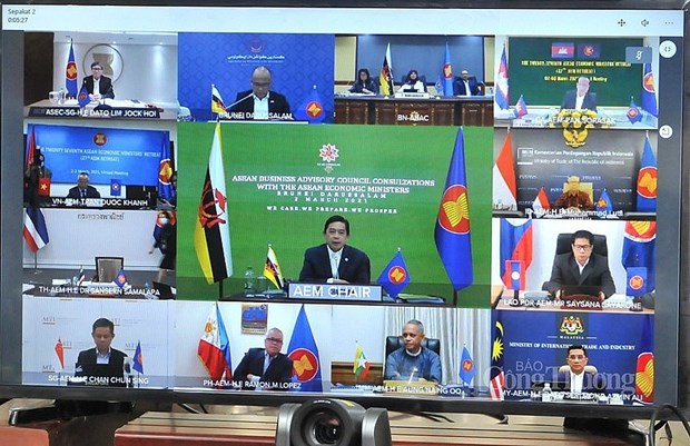 27-я узкая встреча министров экономики стран АСЕАН: принятие 10 инициатив, приоритетов экономического сотрудничества hinh anh 2