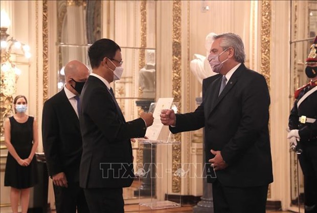 Посол Вьетнама вручил верительные грамоты президенту Аргентины hinh anh 1