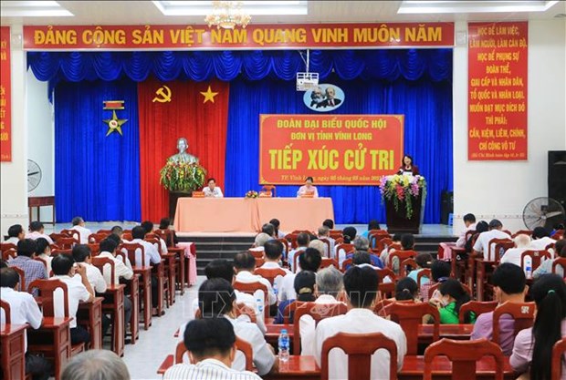 Вице-президент Вьетнама Данг Тхи Нгок Тхинь и депутаты Виньлонга встретились с избирателями hinh anh 1