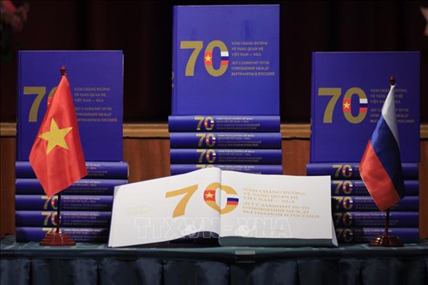 Москве состоялась презентация книги Посла Вьетнама в РФ «70 лет славному пути отношении между Вьетнамом и Россиеи» hinh anh 2