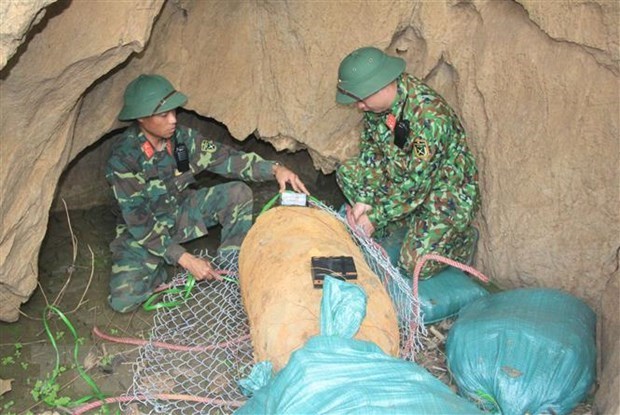 Саперы Шонла благополучно утилизировали 500-килограммовую бомбу, оставшуюся после воины hinh anh 1