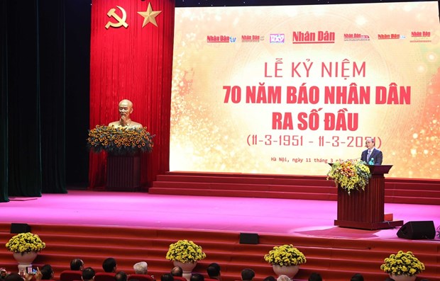 Премьер-министр принял участие в церемонии, посвященнои 70-летию первого номера газеты “Нян Зян” hinh anh 1