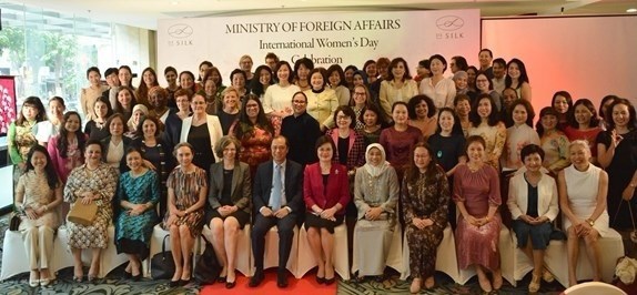 В МИД состоялась встреча женщин-дипломатов hinh anh 1