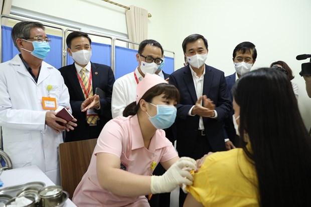 Начались испытания на людях второи вакцины против COVID-19, произведеннои во Вьетнаме hinh anh 1