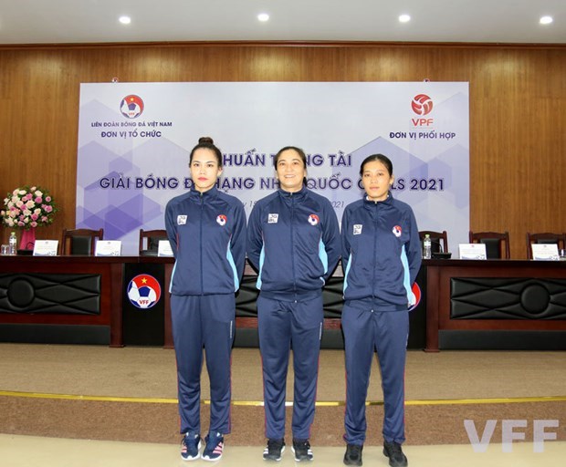 Судьи-женщины смогут впервые обслуживать матчи V.League 2. hinh anh 1