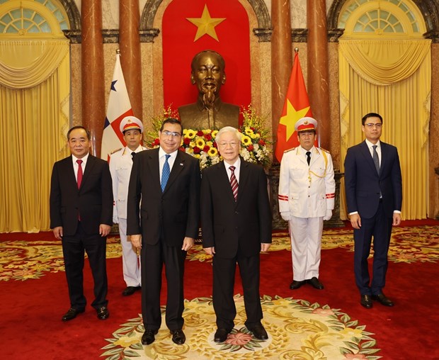 Генеральныи секретарь ЦК КПВ, президент Вьетнама Нгуен Фу Чонг принял иностранных послов hinh anh 1